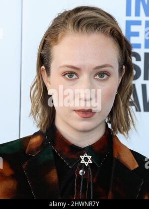 Santa Monica, United States. 06th Mar, 2022. SANTA MONICA, LOS ANGELES, CALIFORNIA, USA - MARCH 06: Hannah Einbinder arrives at the 2022 Film Independent Spirit Awards held at the Santa Monica Beach on March 6, 2022 in Santa Monica, Los Angeles, California, United States. (Photo by Xavier Collin/Image Press Agency) Credit: Image Press Agency/Alamy Live News Stock Photo