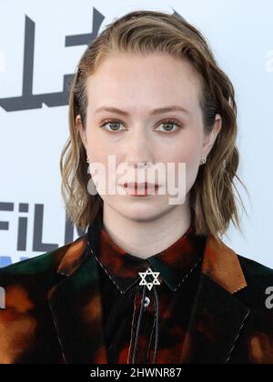 Santa Monica, United States. 06th Mar, 2022. SANTA MONICA, LOS ANGELES, CALIFORNIA, USA - MARCH 06: Hannah Einbinder arrives at the 2022 Film Independent Spirit Awards held at the Santa Monica Beach on March 6, 2022 in Santa Monica, Los Angeles, California, United States. (Photo by Xavier Collin/Image Press Agency) Credit: Image Press Agency/Alamy Live News Stock Photo