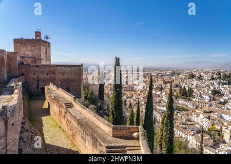 Blick von der Burganlage der Alhambra auf das  ehemalige maurische Wohnviertel Albaicín in Granada, Andalusien, Spanien  |  View from the palace and f Stock Photo