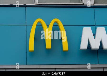 RUSSIA, MOSCOW - MAR 05, 2022: mcdonalds logo fast chain minsk, In the afternoon fastfood editorial from cafe for store restaurant, traditional snack Stock Photo