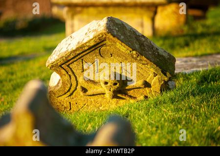 An old grave with Skull and crossbones in St Bridgets Kirk Church, Dalgety Bay Stock Photo