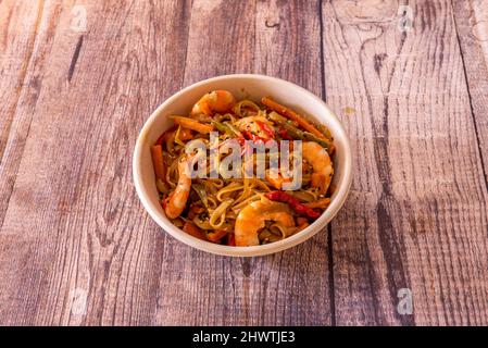 These Chinese-style shrimp noodles are prepared at the moment and bring to your table a different pasta, with Asian touches and very tasty. Stock Photo