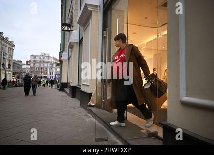 Genre photography. A customer with branded bags leaves a Louis Vuitton  store. 05.02.2022 Russia, Moscow Photo credit: Aleksandr  Kazakov/Kommersant/Sipa USA Stock Photo - Alamy
