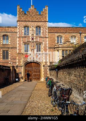 Jesus College Cambridge - Main gate entrance walkway, known as the chimney, to Jesus College, part of the University of Cambridge. Founded in 1496. Stock Photo