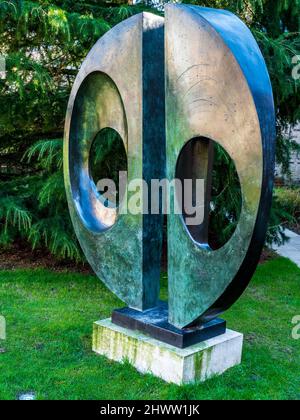 Barbara Hepworth Sculpture Two Forms (Divided Circle) by British sculptor Dame Barbara Hepworth (1903-75) in the grounds of Downing College Cambridge Stock Photo