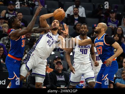 Sacramento, CA, USA. 7th Mar, 2022. Sacramento Kings forward Trey Lyles (41) battles New York Knicks forward Julius Randle (30) for rebound during a game at Golden 1 Center in Sacramento, Monday, March 7, 2022. (Credit Image: © Paul Kitagaki Jr./ZUMA Press Wire) Stock Photo