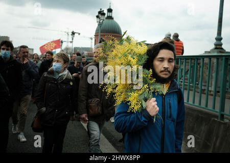 Demonstrator in the colors of Ukraine (bouquet of yellow mimosa and blue jacket). For the second consecutive weekend, the Ukrainians of Toulouse (France) accompanied by many inhabitants and municipal elected officials marched in the streets of the city, on March 6, 2022. As in many other cities of Europe, they testified while their support for the Ukrainian people who remained there, and denounced the Russian attack launched ten days ago, with President Putin in the crosshairs. Photos by Patrick Batard / ABACAPRESS.com Stock Photo