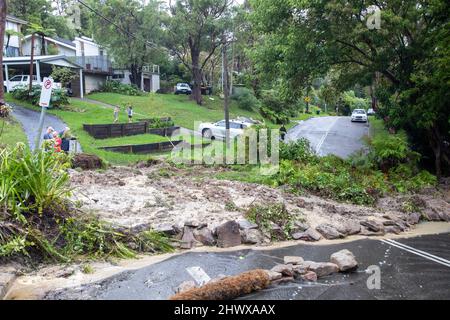 Bilgola Plateau in Sydney, NSW, Australia  garden landslide caused by heavy rain and storms completely blocks a local road as residents await emergency services. Credit Martin Berry @alamy live news.Tuesday 8th March 2022. Stock Photo