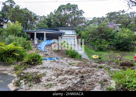 Bilgola Plateau in Sydney, landslide caused by heavy rain and storms completely blocks a local road as residents await emergency services. Credit Martin Berry @alamy live news.Tuesday 8th March 2022. Stock Photo