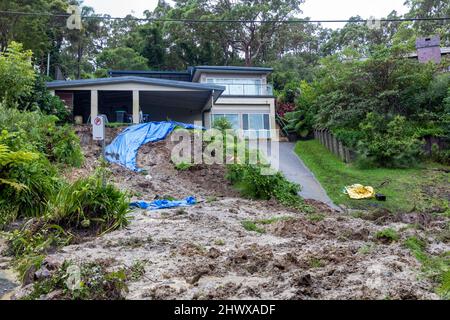 Bilgola Plateau in Sydney, landslide caused by heavy rain and storms completely blocks a local road as residents await emergency services. Credit Martin Berry @alamy live news.Tuesday 8th March 2022. Stock Photo