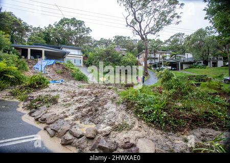 Bilgola Plateau in Sydney, landslide caused by heavy rain and storms completely blocks a local road as residents await emergency services. Credit Martin Berry @alamy live news.Tuesday 8th March 2022. Stock Photo