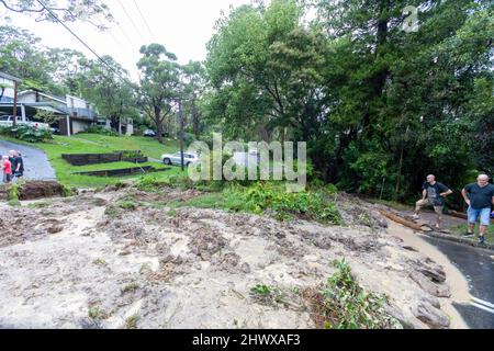 Bilgola Plateau in Sydney, landslide caused by heavy rain and storms completely blocks a local road as residents await emergency services. Credit Martin Berry @alamy live news.Tuesday 8th March 2022. Stock Photo