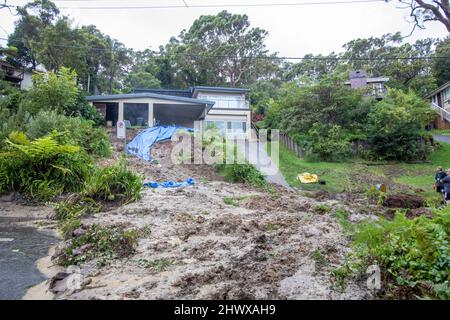 Bilgola Plateau in Sydney, NSW, Australia  garden landslide caused by heavy rain and storms completely blocks a local road as residents await emergency services. Credit Martin Berry @alamy live news.Tuesday 8th March 2022. Stock Photo