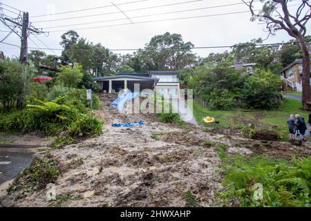 Bilgola Plateau in Sydney, landslide caused by heavy rain and storms completely blocks a local road as residents await emergency services. Credit Martin Berry @alamy live news.Tuesday 8th March 2022. Stock Photo