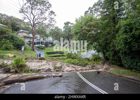 Bilgola Plateau in Sydney, landslide caused by heavy rain and storms completely blocks a local road as residents await emergency services. Credit Martin Berry @alamy live news.Tuesday 8th March 2022. Stock Photo