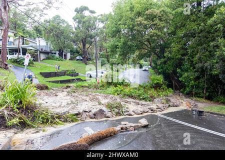 Bilgola Plateau in Sydney, NSW, Australia landslide from a household garden caused by heavy rain and storms completely blocks a local road as residents await emergency services. Credit Martin Berry @alamy live news.Tuesday 8th March 2022. Stock Photo