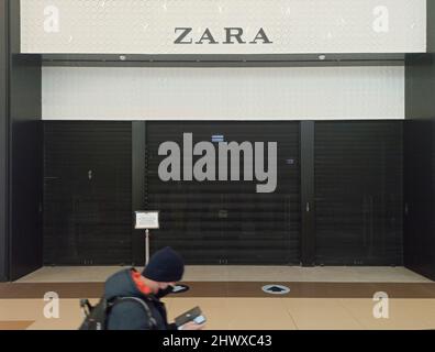 Moscow, Russia - March 8, 2022: Closed fashion stores in the Moscow malls with a sign in Russian: We apologize, for technical reasons the store is closed. Sanctions against Russia during the war in Ukraine. World famous companies trade restrictions and supply restrictions, business shutdown during Russian invasion of Ukraine Stock Photo