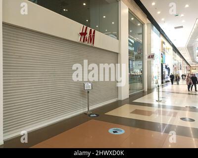 Moscow, Russia - March 8, 2022: Closed fashion stores in the Moscow malls with a sign in Russian: We apologize, for technical reasons the store is closed. Sanctions against Russia during the war in Ukraine. World famous companies trade restrictions and supply restrictions, business shutdown during Russian invasion of Ukraine Stock Photo