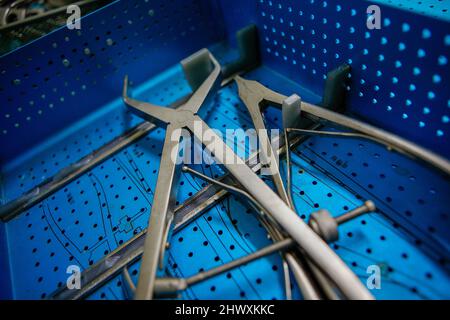 Various surgical tools in a crate Stock Photo