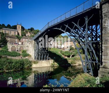 The world's first iron bridge erected in 1779 spanning the River Severn at Coalbrookdale, Ironbridge, Shropshire, England, UK Stock Photo