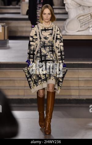 Paris, Frankreich. 07th Mar, 2022. LOUIS VUITTON Fall/Winter 2022-23 Runway  during Paris Fashion Week - Paris, France. 07/03/2022 Credit: dpa/Alamy  Live News Stock Photo - Alamy