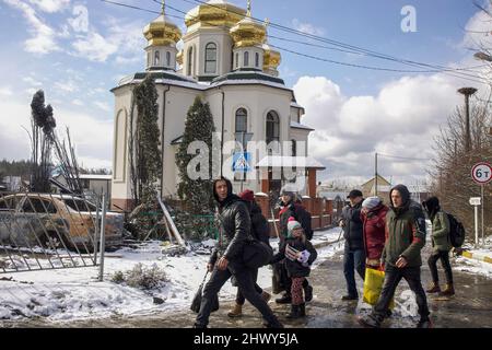 Irpin Ukraine 08th Mar 2022 A Man Seen Evacuating Away From The 