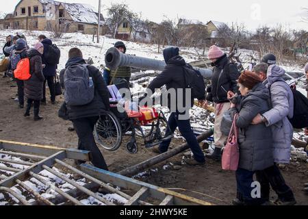 Irpin Ukraine 08th Mar 2022 A Man Seen Evacuating Away From The 