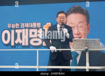 Lee Jae-Myung, Mar 8, 2022 : Ruling Democratic Party of Korea presidential candidate Lee Jae-Myung participates in his campaign in Seoul, South Korea. South Korea's 2022 presidential election will be held on March 9. Credit: Lee Jae-Won/AFLO/Alamy Live News Stock Photo