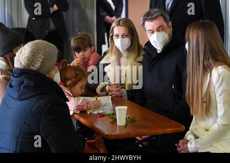 Munich, Germany. 08th Mar, 2022. Markus Söder (CSU, 2nd from right), Minister-President of Bavaria, talks to a refugee family from Kramatorsk in Ukraine. Credit: Tobias Hase/dpa/Alamy Live News Stock Photo
