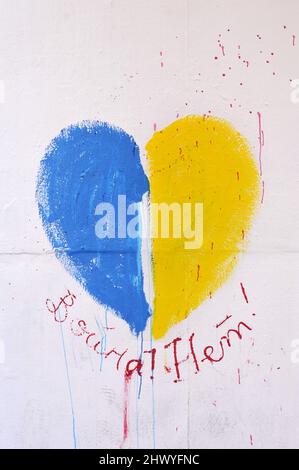 FRANCE. PARIS (75) GRAFFITI HEART-SHAPED IN COLORS OF THE UKRAINIAN FLAG Stock Photo