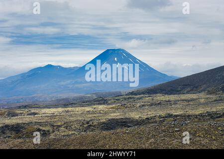 Mount Ngauruhoe in New Zealand, Mount Doom from The Lord of the Rings,  with volcanic wasteland in the foreground Stock Photo