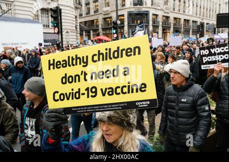 London, UK. 22 January 2022. World Wide Rally for Freedom. Anti vaccine protesters and NHS staff march against covid tests, mask requirements and jabs Stock Photo