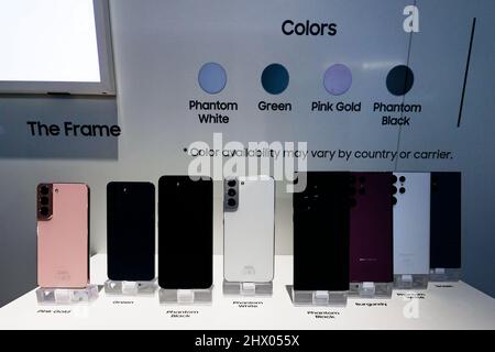Barcelona, Spain. 28th Feb, 2022. (2/28/2022) The different color options of the Samsung Galaxy S22, Galaxy S22 , and Galaxy S22 Ultra, being displayed at theMobile World Congress (MWC) the biggest trade show of the sector focused on mobile devices, 5G, IOT, AI and big data. in Barcelona, Spain. (Photo by Brisa Palomar/Pacific Press/Sipa USA) Credit: Sipa USA/Alamy Live News Stock Photo