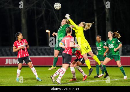Eindhoven - PSV V1 goalkeeper Lisan Alkemade during the match between PSV V1 v Feyenoord V1 at De Herdgang on 8 March 2022 in Eindhoven, Netherlands. (Box to Box Pictures/Yannick Verhoeven) Stock Photo