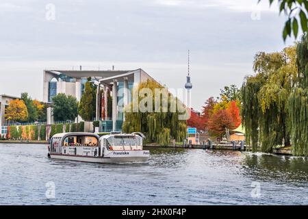 Berlin, Germany - October 18, 2021: The rear part of the German Federal Chancellery with the colorful planted wall, river Spree, sightseeing boat Fran Stock Photo