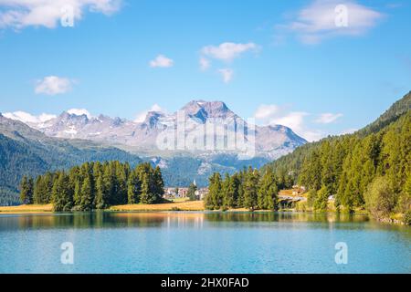 Great view of the azure pond Champfer in alpine valley. Popular tourist attraction. Picturesque and gorgeous scene. Location Swiss alps, Silvaplana vi Stock Photo