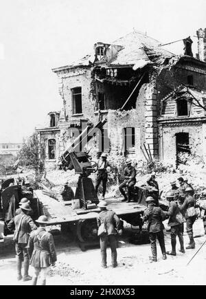 Right side view of British QF 13 pounder 9 cwt anti-aircraft gun mounted on a Thornycroft lorry, next to a ruined house somewhere on the Western Front in World War I. Stock Photo