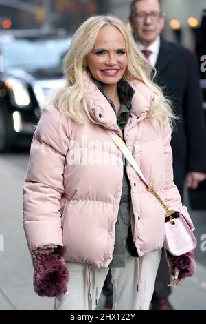 New York, NY, USA. 8th Mar, 2022. Kristin Chenoweth out and about for THE LATE SHOW WITH STEPHEN COLBERT Guests Outside, The Ed Sullivan Theater, New York, NY March 8, 2022. Credit: Kristin Callahan/Everett Collection/Alamy Live News Stock Photo
