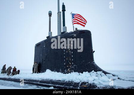 BEAUFORT SEA, Arctic Circle (March 6, 2022) – The national ensign flies above the Virginia-class fast-attack submarine USS Illinois (SSN 786) during Ice Exercise (ICEX) 2022. ICEX 2022 is a three-week exercise that allows the Navy to assess its operational readiness in the Arctic, increase experience in the region, advance understanding of the Arctic environment, and continue to develop relationships with other services, allies, and partner organizations. (U.S. Navy photo by Mass Communication Specialist 1st Class Alfred Coffield/Released) Stock Photo