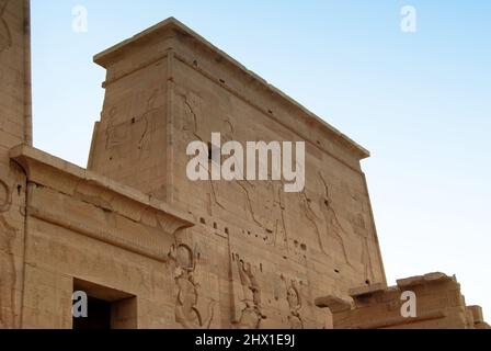 Reliefs and hieroglyphs at the island of Phile (File). Assuan, Egypt Stock Photo
