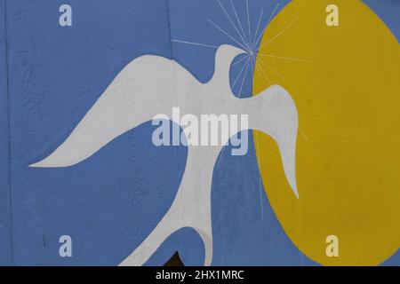 Dove of peace ddr hi-res stock photography and images - Alamy