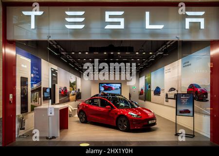 Tesla Model 3 Tesla Showroom - customers try out a new Tesla Model 3 electric car at the Tesla showroom in the Grand Arcade Shopping Mall Cambridge UK Stock Photo
