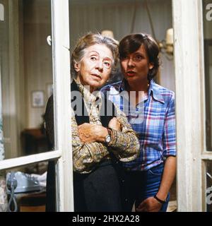 Wie war das damals?, ZDF Fernsehfilm, 1983, Szene: Inge Meysel, Cordula Trantow. Wie war das damals ?, TV film, 1983, scene: Inge Meysel, Cordula Trantow Stock Photo