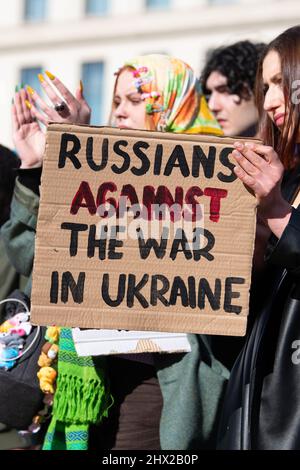Ukraine War - 'Russians against the war in Ukraine' sign held at anti war protest in Glasgow, Scotland, UK Stock Photo