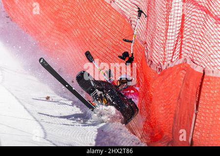 Yanqing (China) / National Alpine Center / 07.03.2022  Para Ski Alpin / Kombination: Mengqiu Zhang (China) stürzt beim Women’s Sitting Super Combined. Stock Photo