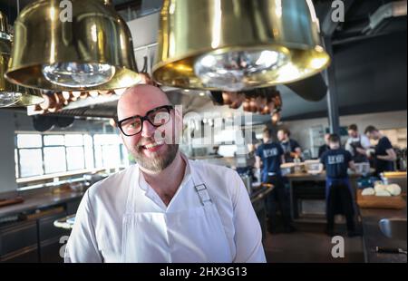 Hamburg, Germany. 09th Mar, 2022. The new two-star chef Thomas Imbusch of the Hamburg restaurant "100/200 Kitchen" is in the kitchen of his restaurant after the award of the Michelin stars 2022 for German restaurants. The "Guide Michelin" presented the new Germany edition of its restaurant guide on Wednesday in Hamburg. The "100/200 Kitchen" received its second Michelin star. Credit: Christian Charisius/dpa/Alamy Live News Stock Photo