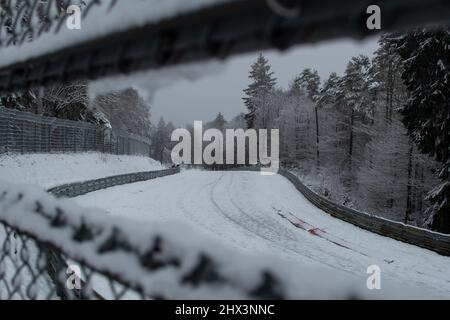 The view through a photo hole of the snow-covered Nordschleife race track in the Eifel Stock Photo