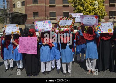 Lahore, Punjab, Pakistan. 8th Mar, 2022. Pakistani large number of the women of Jamia Sirajia Naeemia, Tehreek-e-Bedari-e-Ummat-e-Mustafa (saww), Rwadari Tehreek Pakistan, religious party Jamaat-e-Islami and Religious students are participating in the rally on the eve of the International Women's Day in Lahore. (Credit Image: © Rana Sajid Hussain/Pacific Press via ZUMA Press Wire) Stock Photo