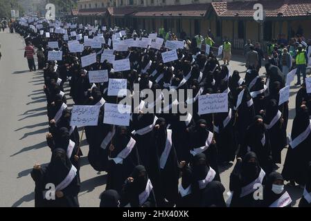 Lahore, Punjab, Pakistan. 8th Mar, 2022. Pakistani large number of the women of Jamia Sirajia Naeemia, Tehreek-e-Bedari-e-Ummat-e-Mustafa (saww), Rwadari Tehreek Pakistan, religious party Jamaat-e-Islami and Religious students are participating in the rally on the eve of the International Women's Day in Lahore. (Credit Image: © Rana Sajid Hussain/Pacific Press via ZUMA Press Wire) Stock Photo