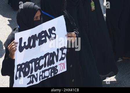 Lahore, Punjab, Pakistan. 8th Mar, 2022. Pakistani large number of the women of Jamia Sirajia Naeemia, Tehreek-e-Bedari-e-Ummat-e-Mustafa (saww), Rwadari Tehreek Pakistan, religious party Jamaat-e-Islami and Religious students are participating in the rally on the eve of the International Women's Day in Lahore. (Credit Image: © Rana Sajid Hussain/Pacific Press via ZUMA Press Wire) Stock Photo